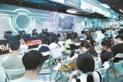 百脑汇广州店举办的电竞赛事，吸引来大批观众。