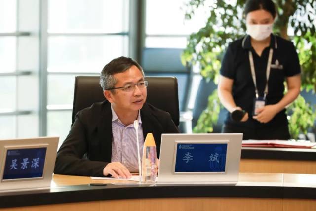 李斌博士主持仪式。