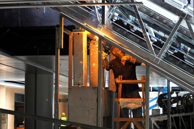  正式运营前，工人正在抓紧装修换乘电梯