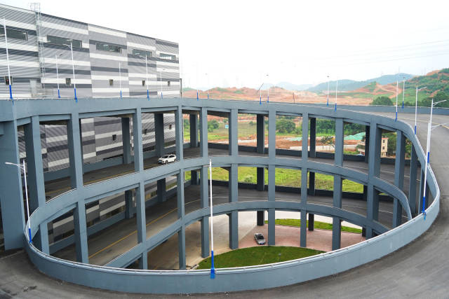 拼多多仓储基地外的运货通道