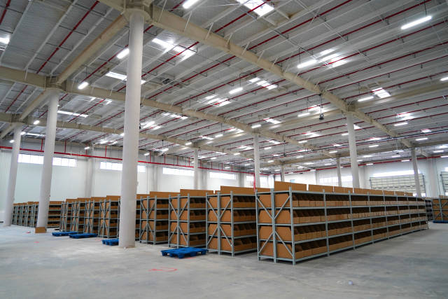 仓储基地中灯火通明的厂房