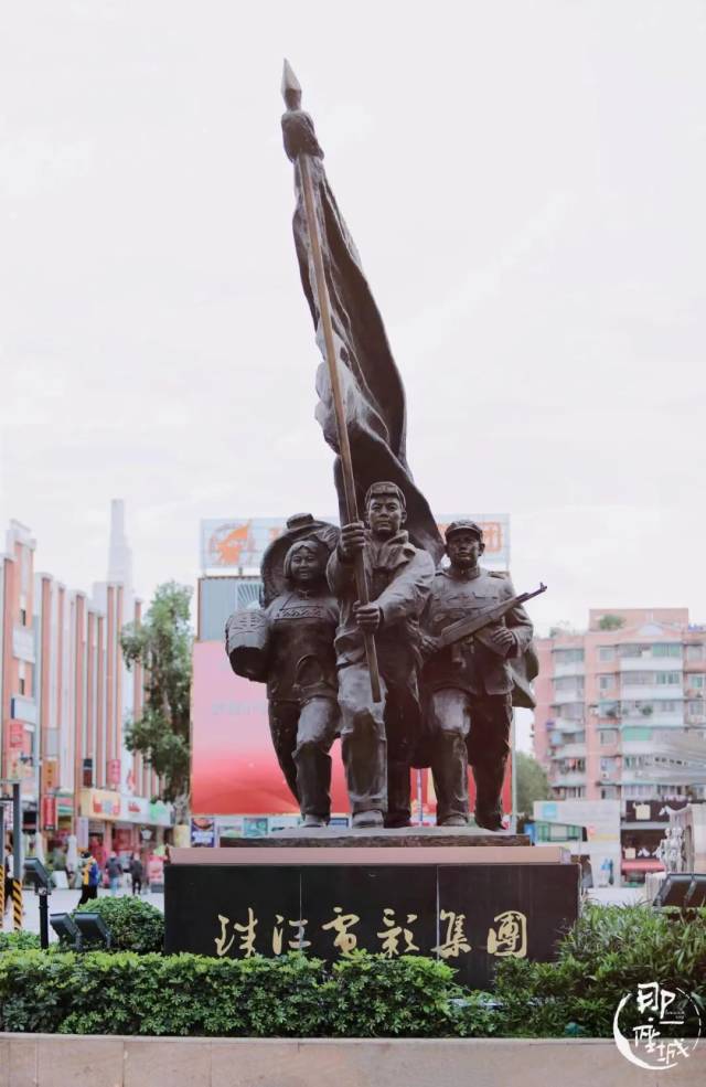 △广州海珠，客村的珠江电影集团塑像，今天的客村已经是集美食、购物为一体的枢纽，周边还有“七十二家客房”可以“打卡”。