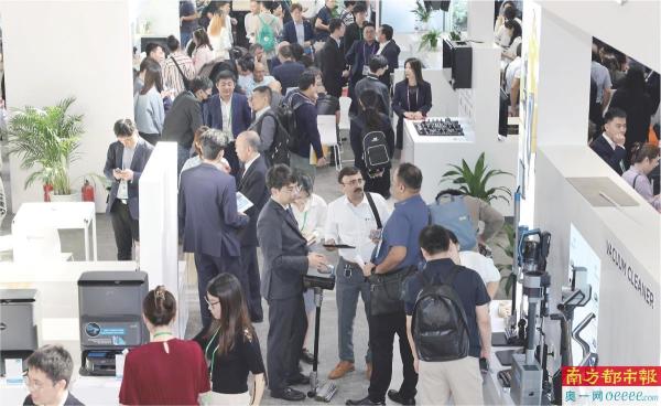 广交会展馆内，外商在美的展台咨询、洽谈。　南都记者　张志韬　摄