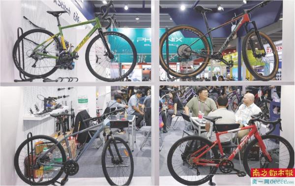10月15日，在广交会展馆自行车展区，参展商与采购商洽谈中。　南都记者　黎湛均　摄
