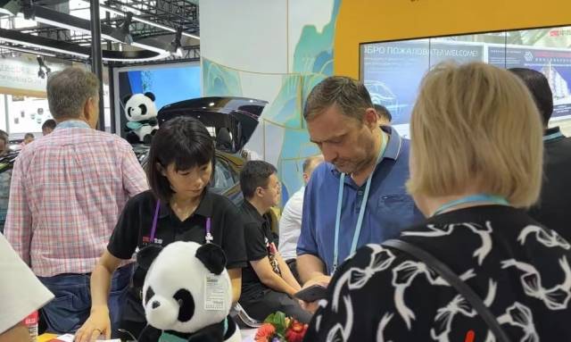 （外商与参展商热络交谈，摄影/肖航）