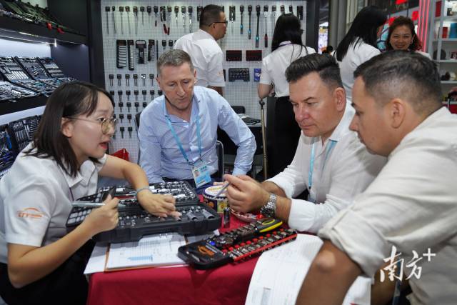 广交会各大展区吸引不少海外采购商前来参展。