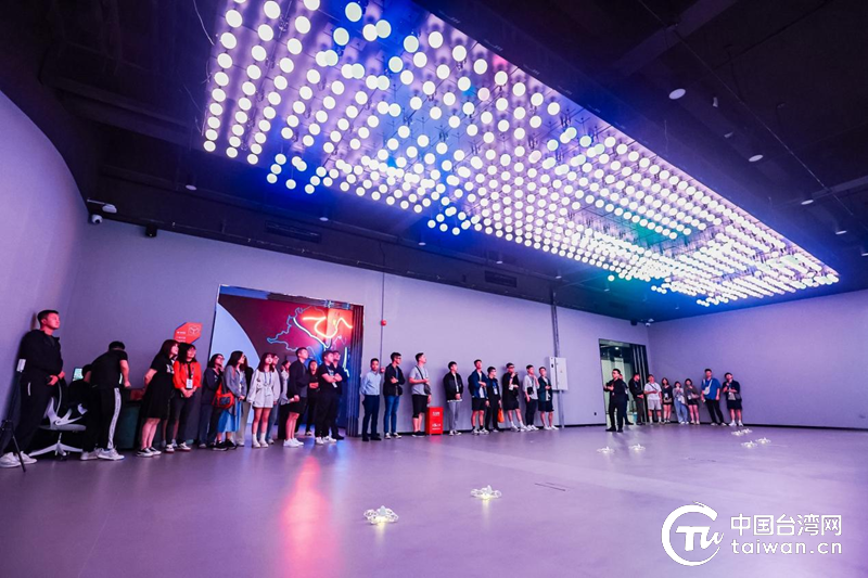 台青参观高巨创新，体验无人机操作。（中国台湾网 发）