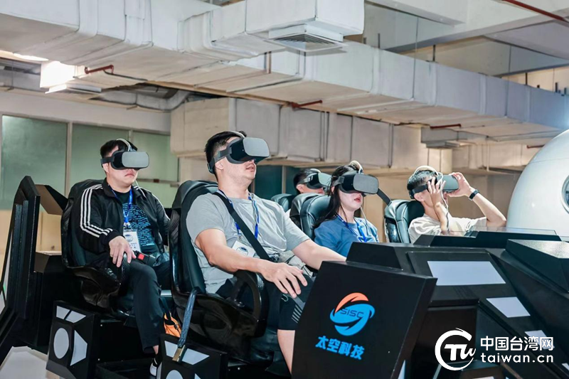 台青到深圳绿航星际太空科技研究院（太空院）参观体验。（中国台湾网 发）