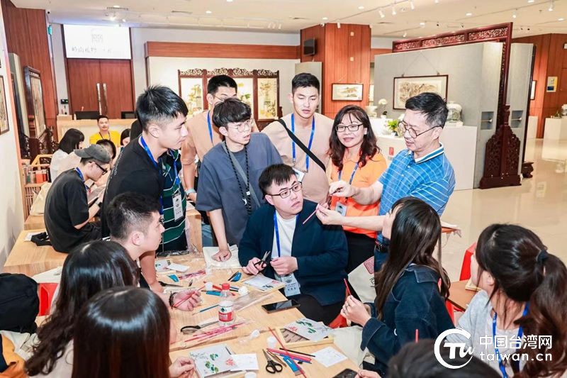 台青在百师园体验传统非遗技艺。（中国台湾网 发）