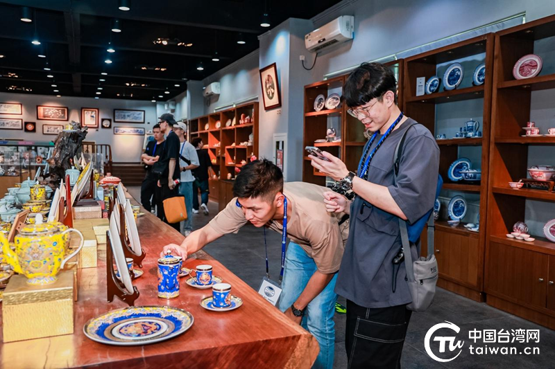台青参观斯达高陶瓷。（中国台湾网 发）