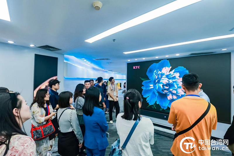 台青参观康冠公司。（中国台湾网 发）