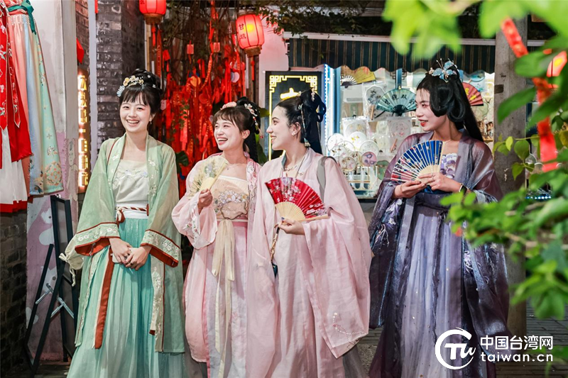 台青夜游甘坑。（中国台湾网 发）