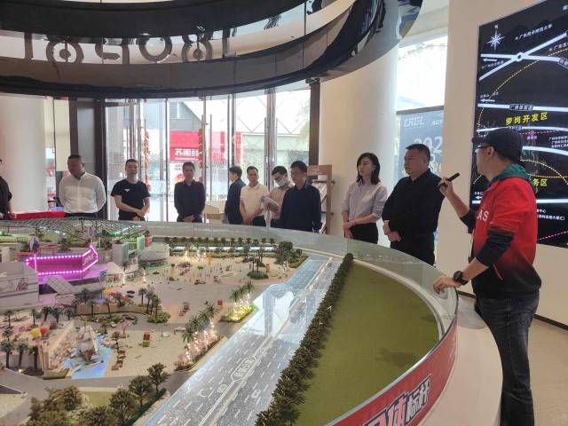  走访企业了解发展情况