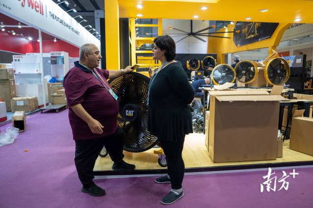 采购商现场交流。