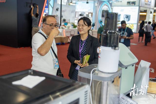 采购商在品尝参展咖啡机制作的咖啡。