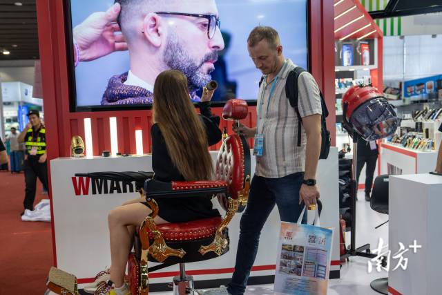 采购商体验理发椅。