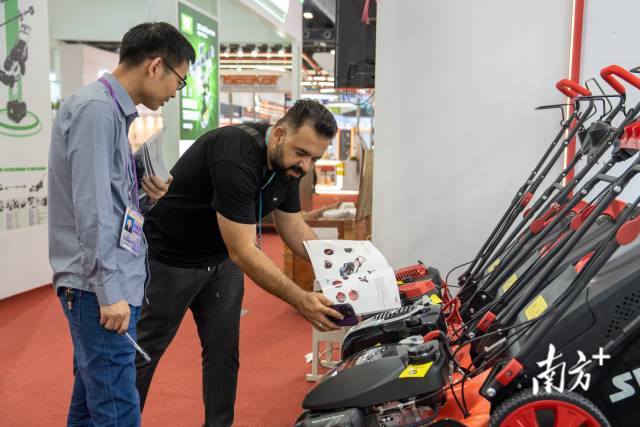 参展商和采购商洽谈。