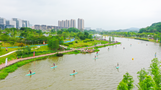 2023“绿水青山”中国休闲运动挑战赛暨平岗河水上运动嘉年华在广州黄埔举办。