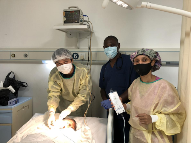 吴德熙医生在多米尼克开展首例临时起搏器植入术。