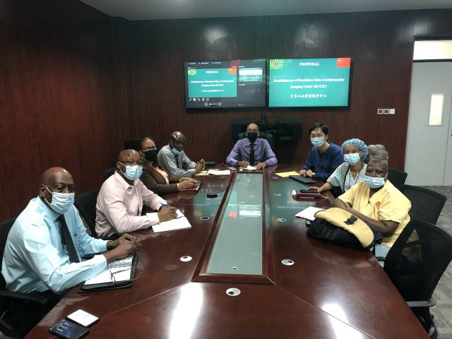 吴德熙医生和多米尼克卫生部和中多友谊医院讨论中多对口合作项目。