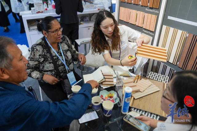  采购商在展厅内与展商交流，了解产品