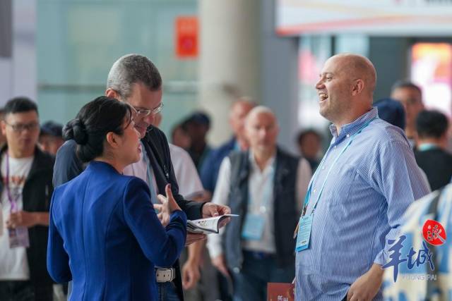  采购商们相谈甚欢