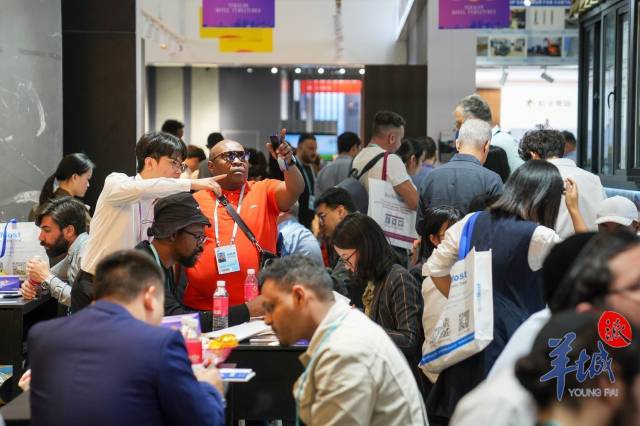  展厅内人潮涌动，采购商与参展商热情交流