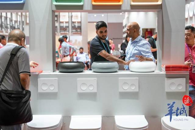  采购商们在展厅内了解产品