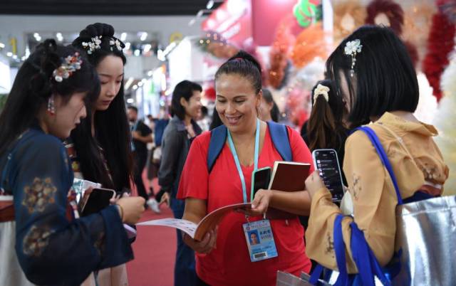 10月23日，外国采购商（中）与参展商工作人员洽谈。新华社记者 邓华 摄