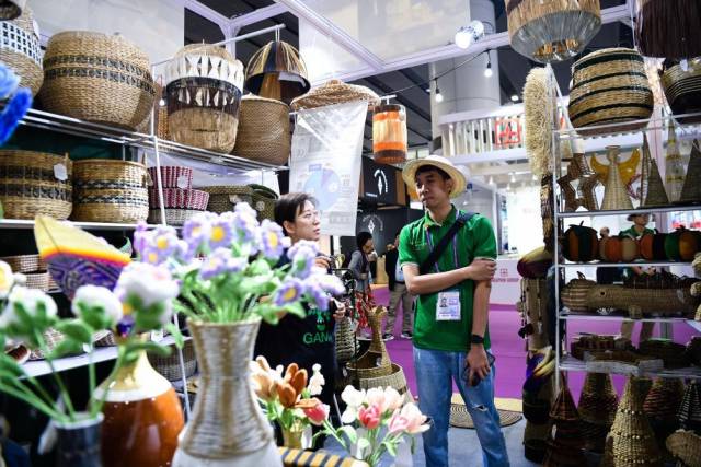 10月23日，人们在进口展区的越南企业展台洽谈业务。新华社记者 邓华 摄