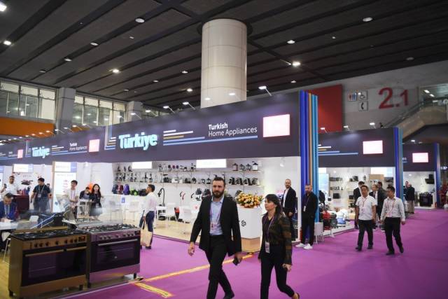 2023年10月15日拍摄的第134届广交会上进口展区的土耳其企业展台。新华社记者 邓华 摄