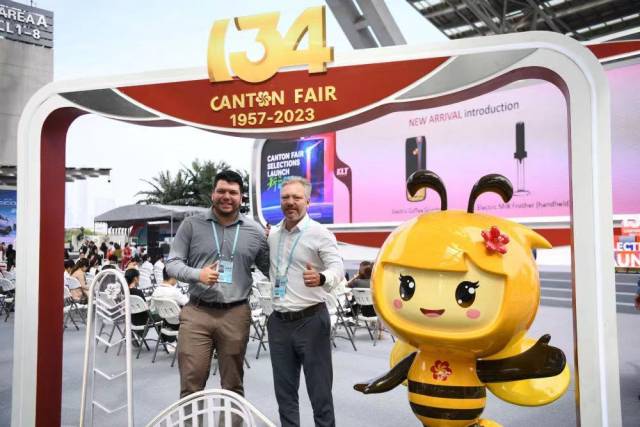 2023年10月15日，来自巴西的采购商在广交会上合影。新华社记者 邓华 摄