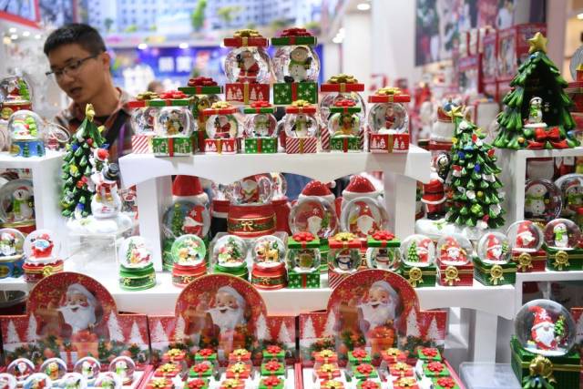 这是2023年10月23日在广交会上拍摄的圣诞饰品展台。新华社记者 邓华 摄