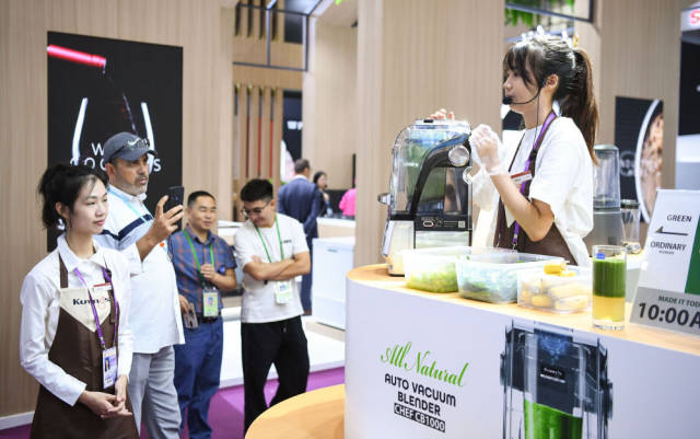 在第134届广交会上，进口展区的韩国企业展台介绍小家电产品（2023年10月15日摄）。新华社记者 邓华 摄