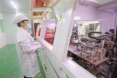 11月1日，九天智能科技（宁夏）有限公司工作人员监看模块智能组装系统的运行情况。随着自动化生产线的运转，一件件半导体功率器件成品应运而生。今年以来，石嘴山市大武口区加速“六新”产业培育，积极招引电磁材料、智能传感设备等项目落地，做强拉长电子信息材料产业链。                                                                             本报记者 王晓龙 见习记者 杨嘉琪 摄