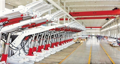 宁夏苏宁新能源设备有限公司生产的煤矿支护设备。          本报记者 丁建峰 摄