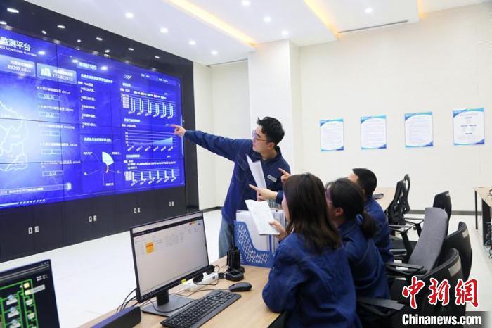 图为陇东能源大数据中心工作人员分析研讨监测数据。(资料图)路世玲 摄