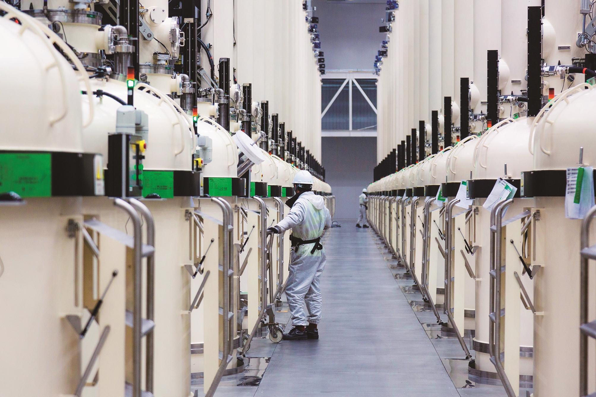 工作人员在TCL中环50GW太阳能级单晶硅材料智慧工厂忙碌。