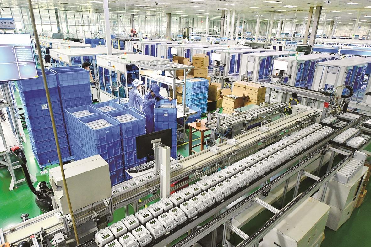 宁夏隆基宁光仪表股份有限公司生产车间，智能机器人在加工仪表。