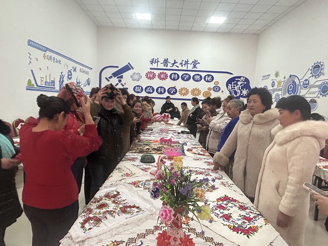 克孜勒村科普馆“元宵节”刺绣技能展示活动现场 (3).jpg