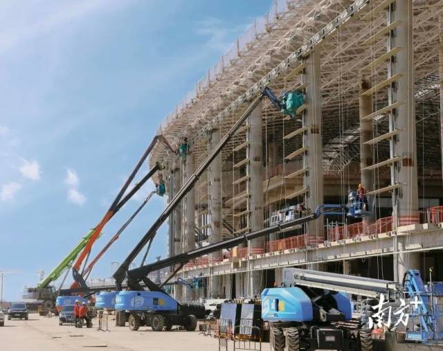 白云机场三期扩建工程全面推进。