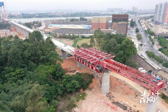 广湛高铁2标佛山特大桥移动模架施工现场。李光辉 摄