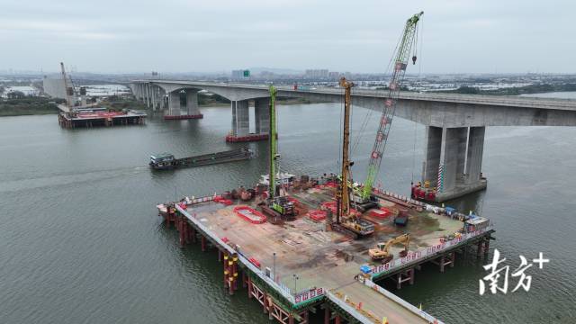 深江铁路12标跨虎跳门水道特大桥主塔18号墩施工现场。吴明耀 摄