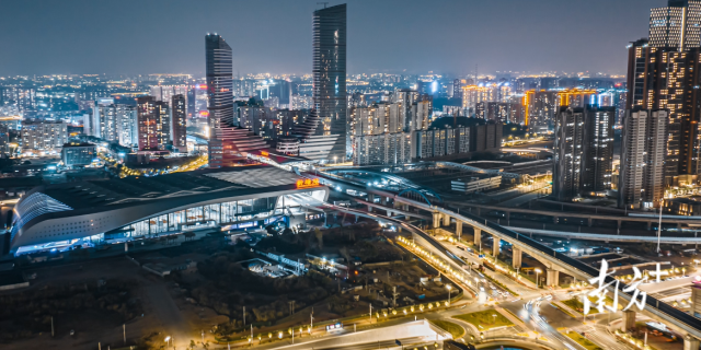 东部中心夜景。罗宜威摄