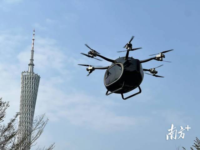 广汽Gove在天德广场进行了垂直起降飞行演示。