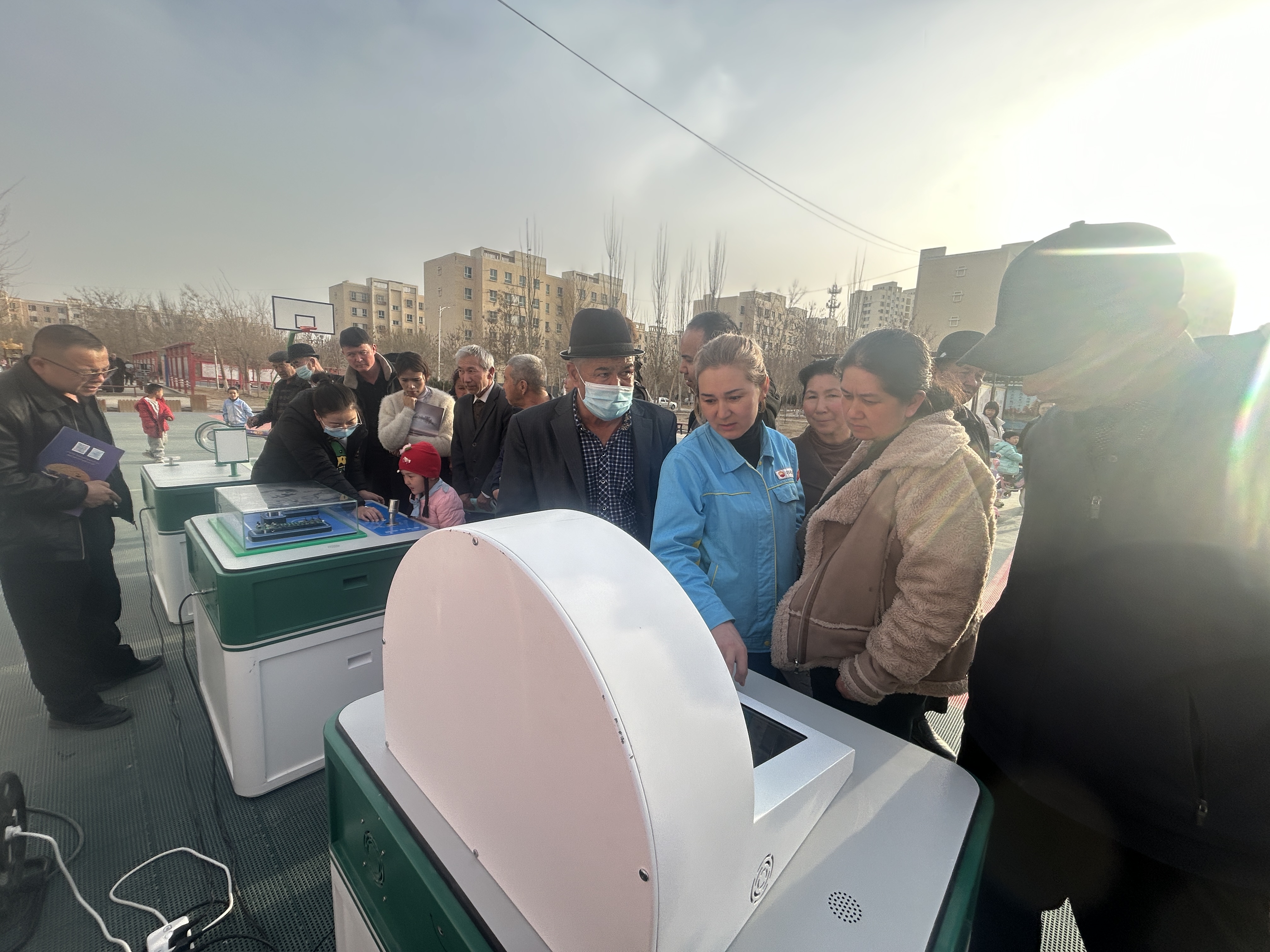 3月11日，轮台县科协在城镇社区管委会红桥社区开展“科普大篷车进社区”暨流动科普巡展活动。 (2).jpg