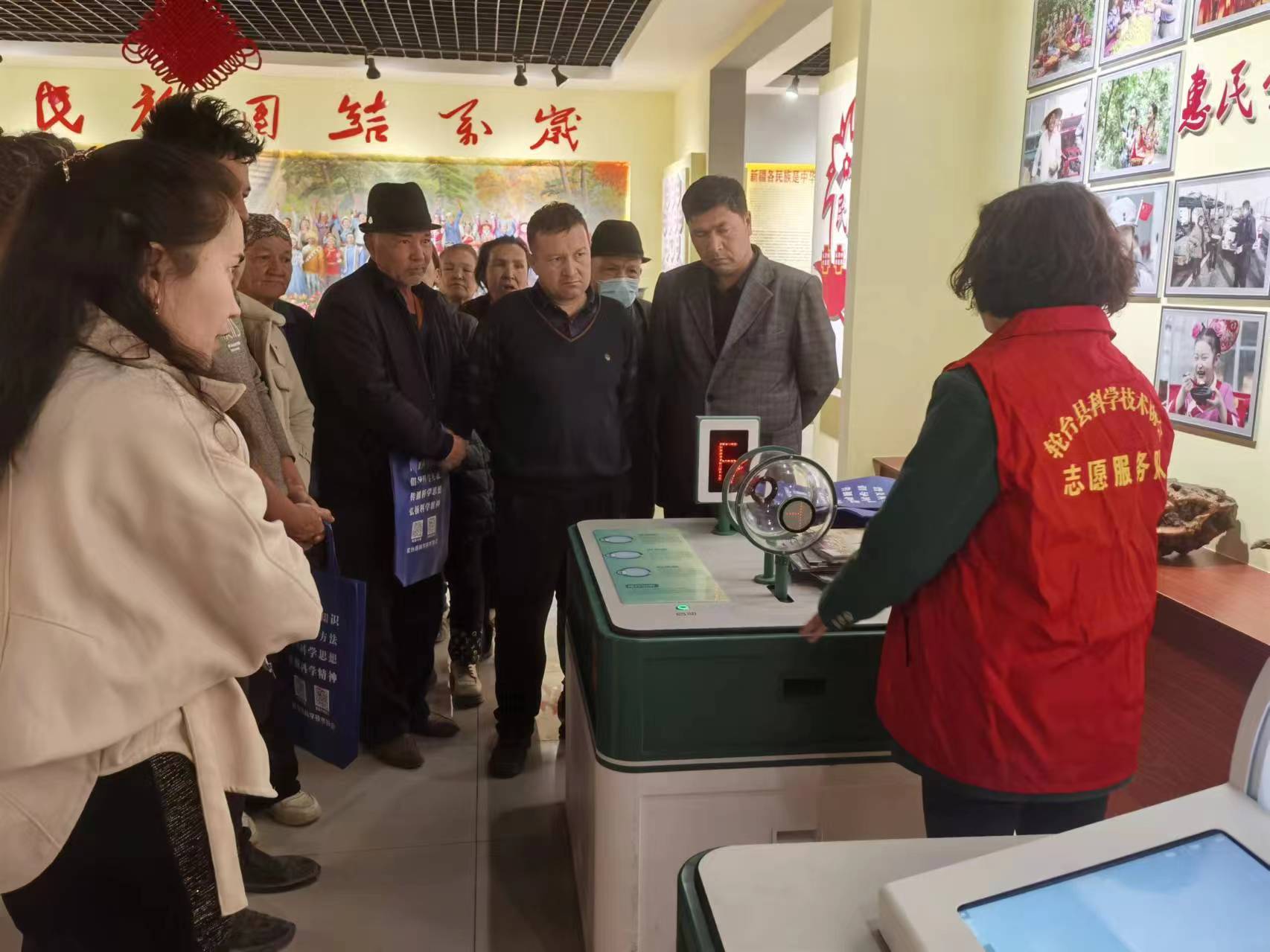 3月13日，巴州第二轮“流动科普巡展进乡村科普馆”活动在轮台县群巴克镇恰先拜村科普馆举办 (2).jpg