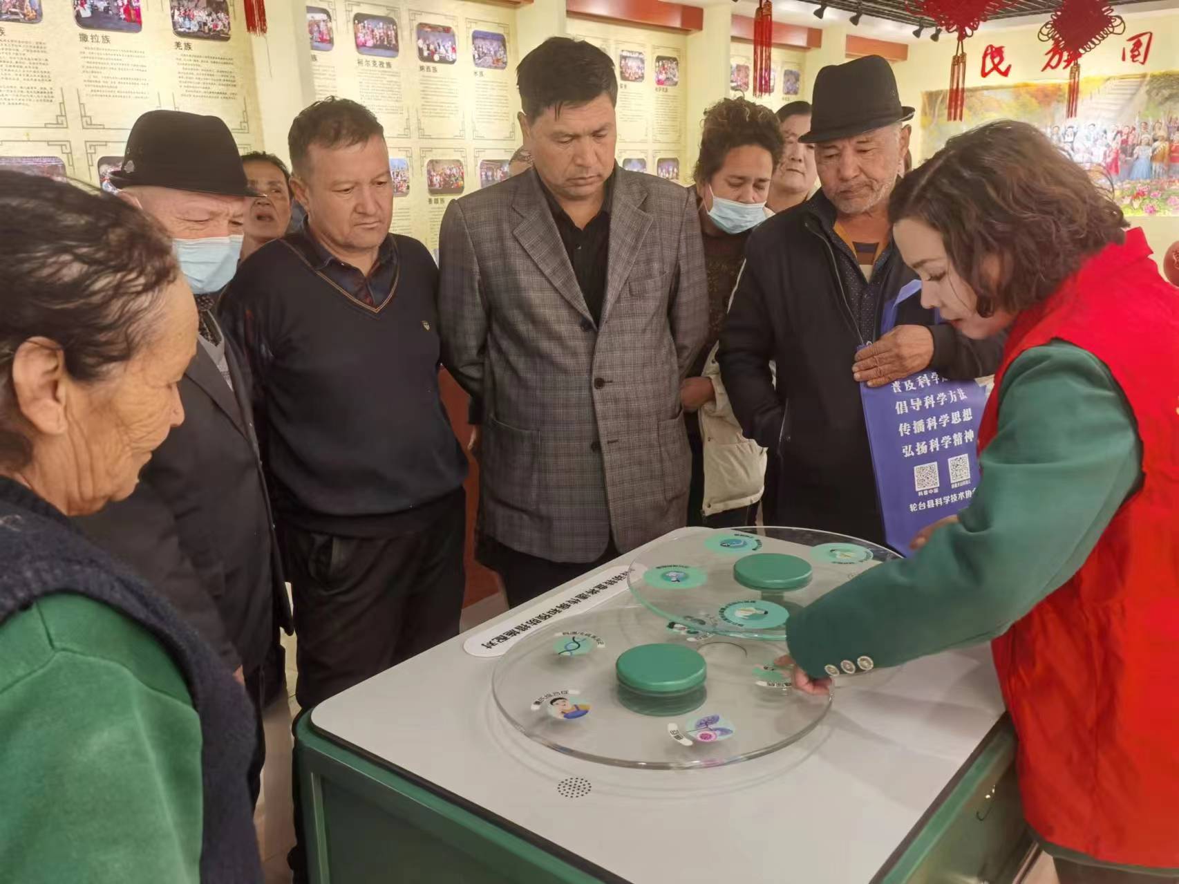 3月13日，巴州第二轮“流动科普巡展进乡村科普馆”活动在轮台县群巴克镇恰先拜村科普馆举办.jpg