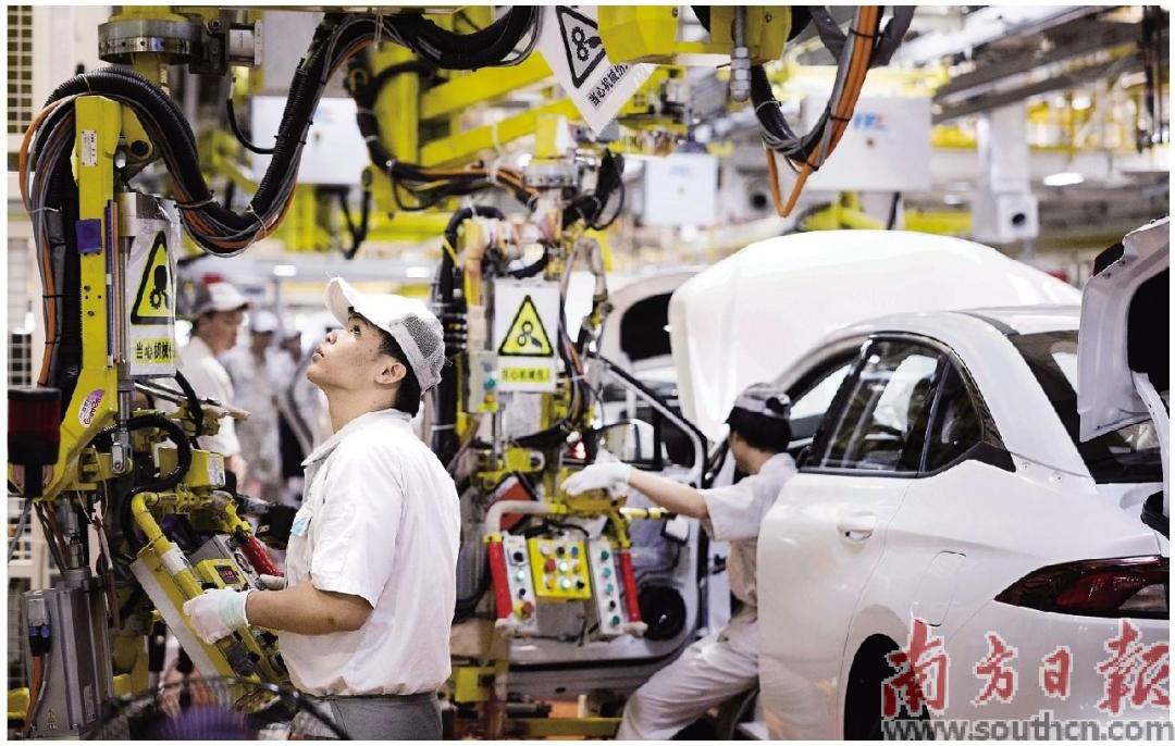 广汽埃安生产线车门线。南方日报记者 梁钜聪 摄