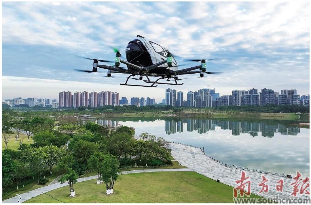 亿航无人驾驶航空器在空中飞行。受访者供图